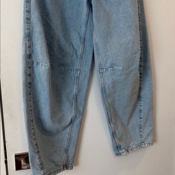 BDG Rih Extreme Barrel Mid Rise Light Blue Jeans, Sz 24 - Picture 3 of 11